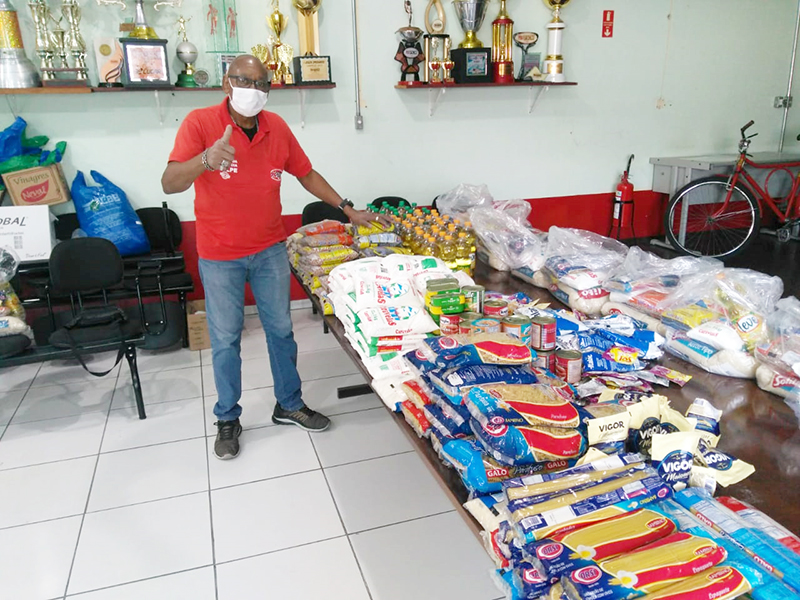 alimentos doados estão sendo separados em cestas básicas